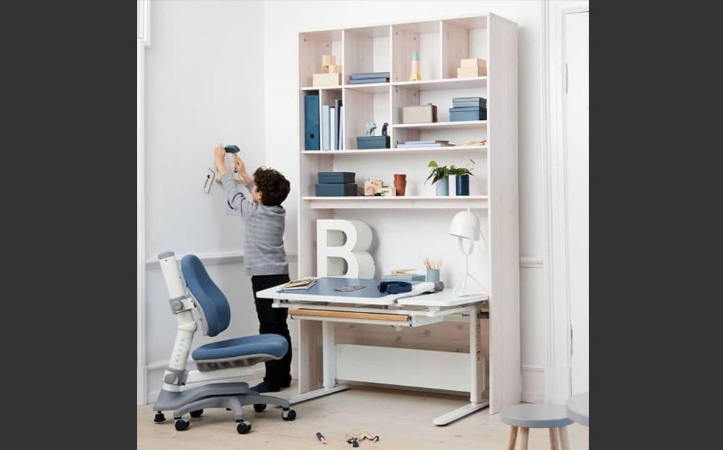 Desk with Hutch